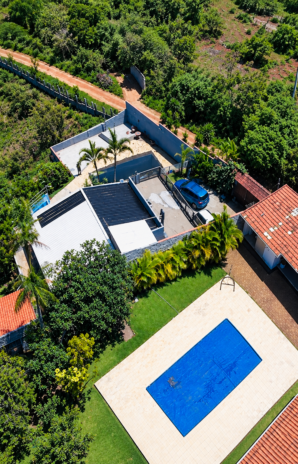 Vista aérea de uma residência com piscina e sistema de aquecimento solar instalado pela Prata